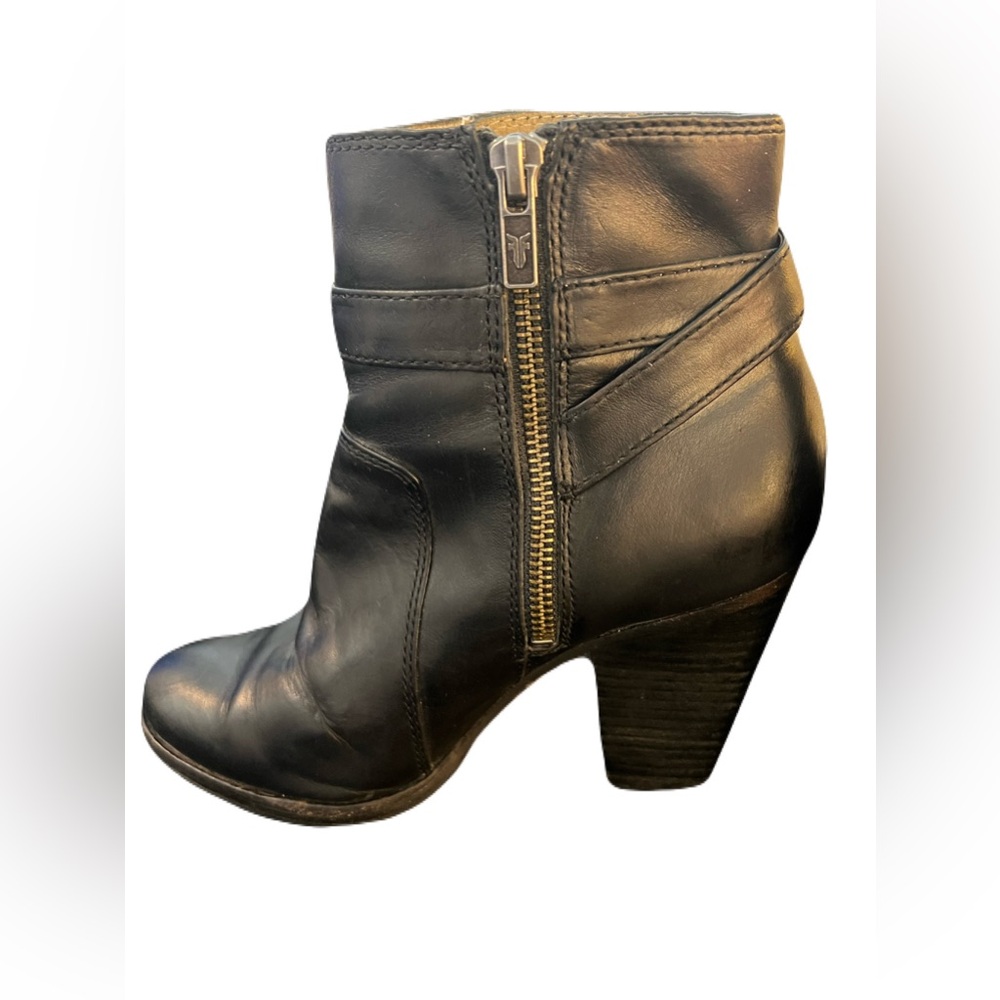 SOLD🖤 EUC FRYE “Patty” Black Leather Belted Ankle Booties | Women’s 6M - Picture 6 of 10